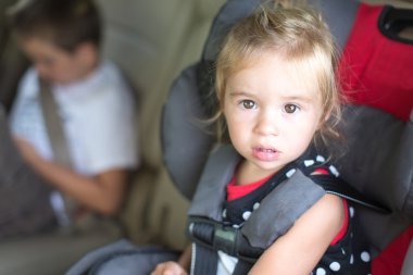 Childs'ın Emanet koltuğa sarılı küçük bir kız