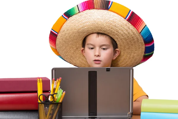 Studera ung mexikansk pojke — Stockfoto
