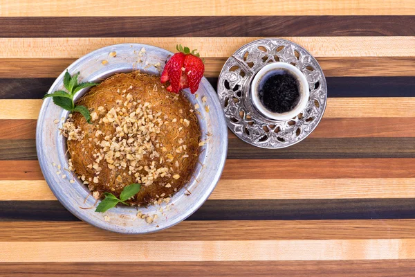 Dessert turco Kunefe sul tagliere di legno multicolore — Foto Stock