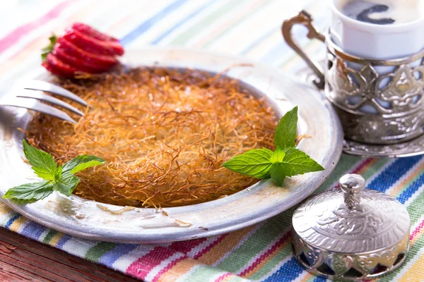 Kunefe, sobremesa turca com café turco — Fotografia de Stock