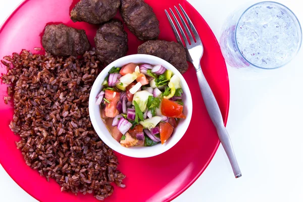 Turecká maso koule kofte s červeným pilaf — Stock fotografie