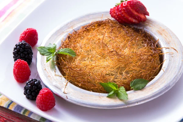 Kunefe, Turkish Dessert with berries — Stock Photo, Image