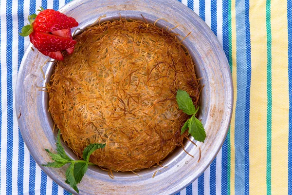 Kunefe, Turkish Dessert pada kain piknik — Stok Foto