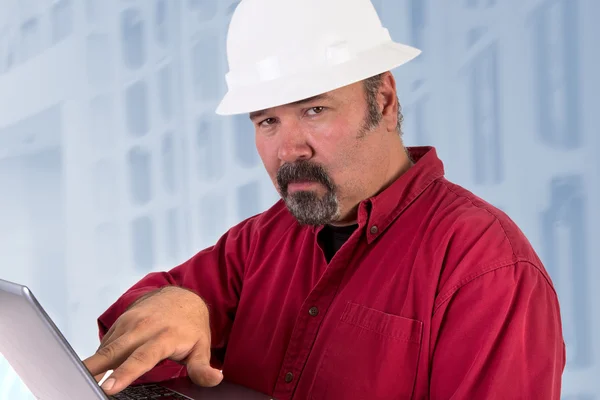 Hardhat Technician Looking Trustfully — Stock Photo, Image