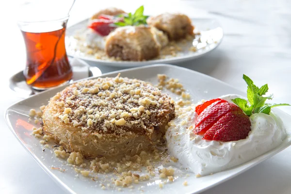 Kunefe and Baklava with Turkish Tea — Stock Photo, Image