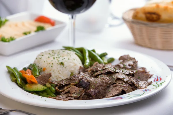 Gyro-Döner mit Reis garniert — Stockfoto