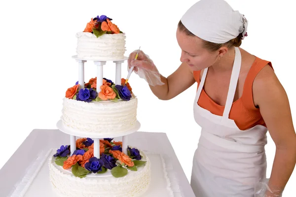 Sista touch ups på ruggig bröllopstårta — Stockfoto