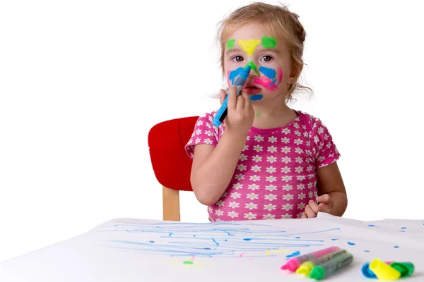 Peuter meisje haar eigen gezicht kleuren — Stockfoto