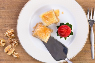 bambu kesme tahtası üzerinde spatula ile baklava servis
