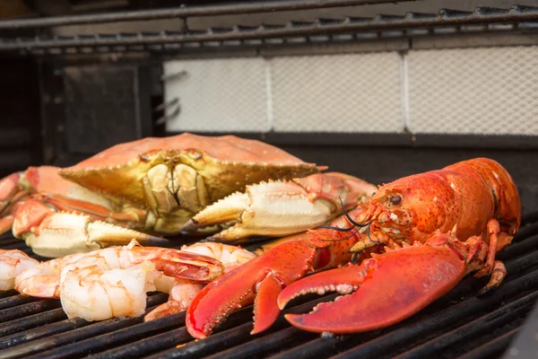 Barbecueën rode kreeft, krab en jumbo garnalen — Stockfoto