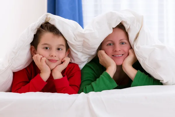 Anne ve oğlu battaniye altında — Stok fotoğraf
