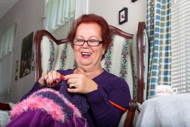 kadın kıdemli mutlu bir şekilde örgü