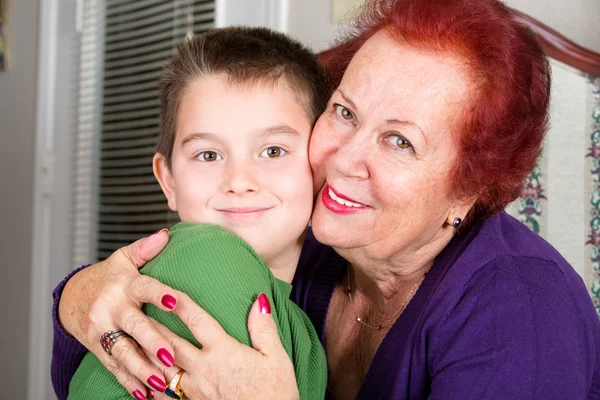 Abuela y nieto mejilla a mejilla abrazo — Foto de Stock