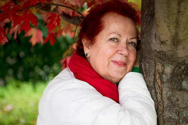 Red Hair Senior Lady Looking at you Happily — Stock Photo, Image