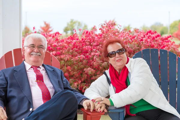 Pareja mayor feliz y romántica mirándote —  Fotos de Stock