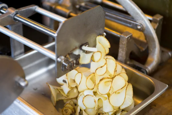 Krullend, lint aardappel frietjes maker — Stockfoto