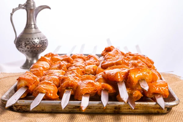 Brochetas de pollo sazonadas listas para asar — Foto de Stock