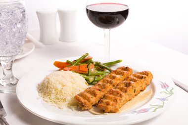 pirinç pilavı sebze ve kırmızı VI ile servis tavuk adana kebap