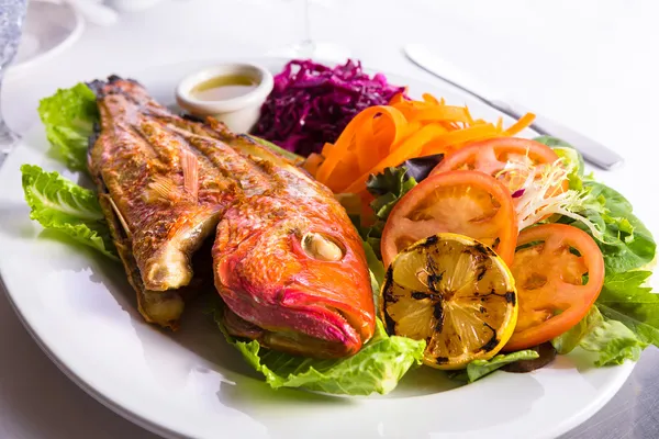 Tilapia cocida completa servida con verduras y salsa de pescado — Foto de Stock