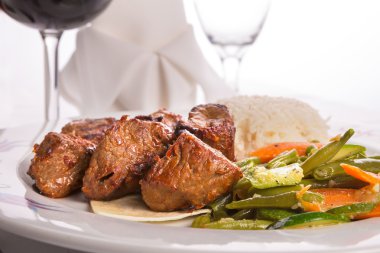 şiş kebap ve pişmiş sebze makro çekim