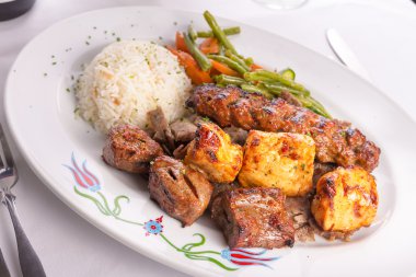 Karışık tavuk, sığır eti, adana, döner kebap pilav ile servis
