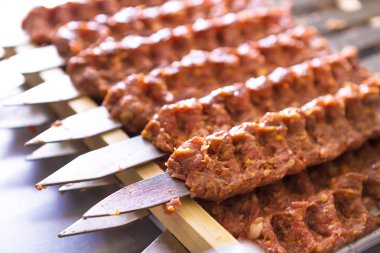 tecrübeli adana kebap pişirilmeli beklemek şiş üzerinde