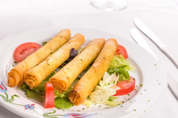 Turkse gebakken sigara borek geserveerd met groenten — Stockfoto