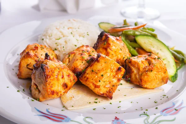 Frango Zesty Shish Kebabs servido em um pão Lavash com arroz Pi — Fotografia de Stock