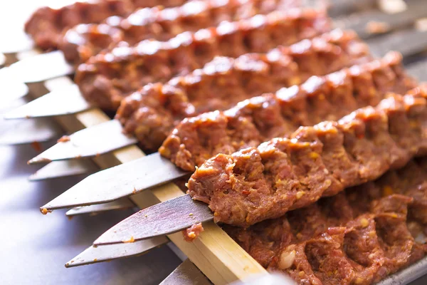 Zaprawiony adana kebab na szaszłyki czekają, aby być gotowane — Zdjęcie stockowe