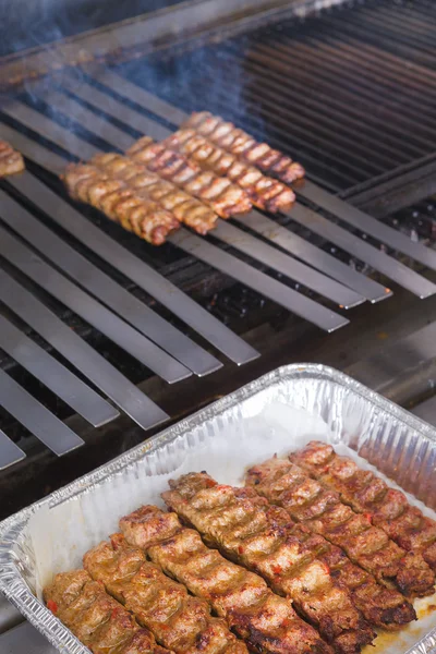 Koken adana lam kebabs op de grill restaurant stijl — Stockfoto