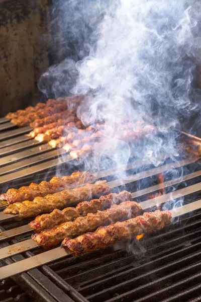 Cozinhar Adana Lamb Kebabs na churrasqueira estilo restaurante — Fotografia de Stock