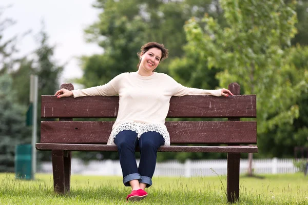 Mujer en el banco expresando su positividad — Foto de Stock