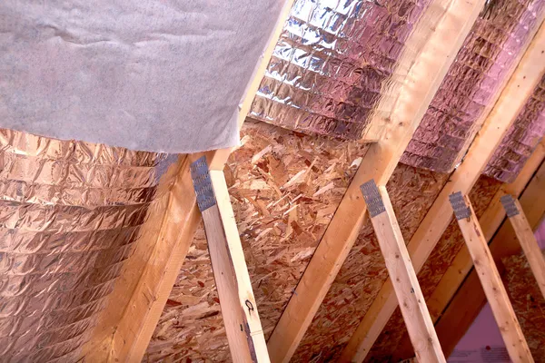 Vista a dos aguas del proyecto de aislamiento del ático de la casa en curso con calor a —  Fotos de Stock