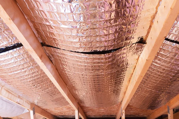 Barreras de calor radiantes reflectantes entre las vigas del ático utilizadas como Ba — Foto de Stock