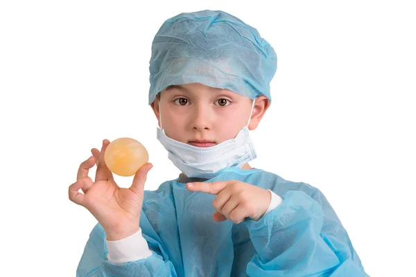 Kid hålla och visar sin studsiga ägg grundskolan projekt — Stockfoto