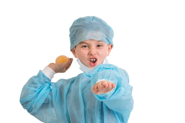 Schelmisches Grundschulkind wirft seine hüpfenden Eier — Stockfoto