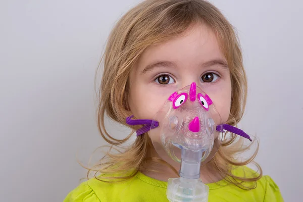 Criança usando nebulizador com cautela — Fotografia de Stock