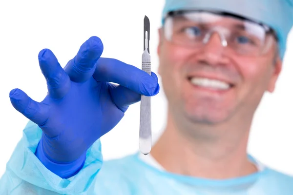 Уверенный в себе хирург держит скальпель перед операцией высокого риска — стоковое фото