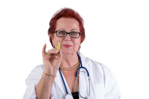 Médico mayor haciendo un punto con mirada amistosa genuina —  Fotos de Stock