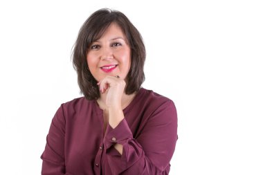 Orta yaşlı işkadını gözlerine bakarak
