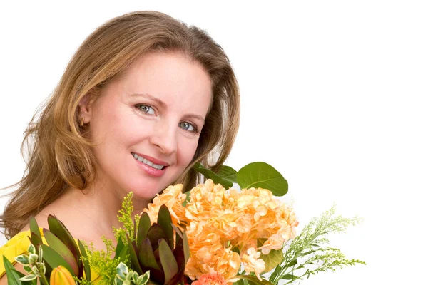 Mulher genuinamente feliz sorrindo atrás do buquê de flores — Fotografia de Stock