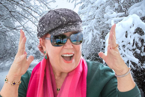 Senior Lady Feliz como pode ser, Pronto para férias tropicais — Fotografia de Stock