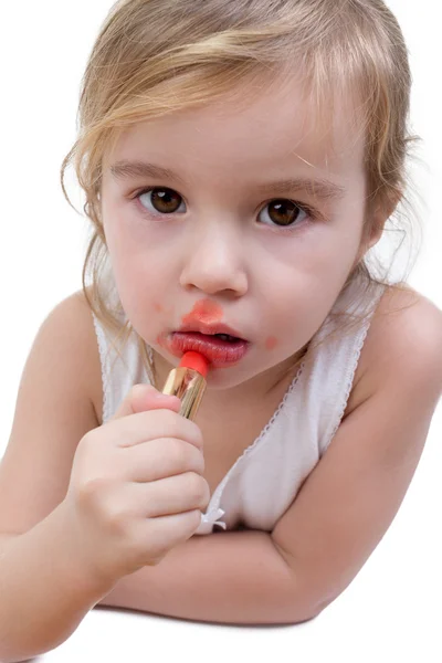 Klein meisje experimenten met lippenstift — Stockfoto