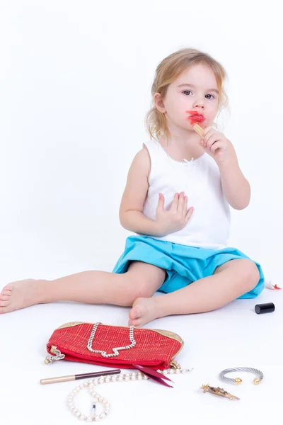Adorable niña pequeña jugando con maquillaje —  Fotos de Stock