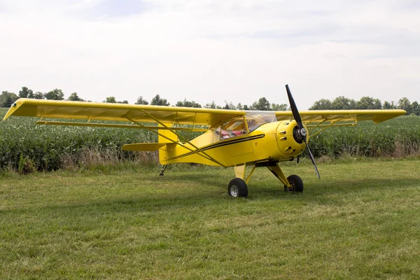 Single Engine Aeroplane Parked on Grass — Stock Photo, Image