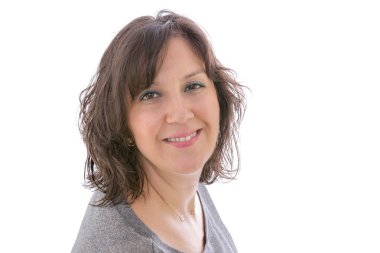 genç kadın gülümseyerek kameraya