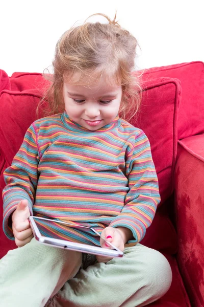 Bedårande blyg liten flicka med en tablet-pc — Stockfoto