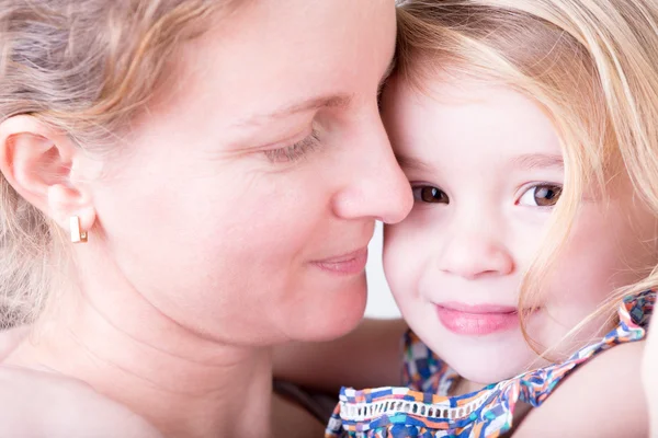 Mãe amorosa com sua filhinha — Fotografia de Stock