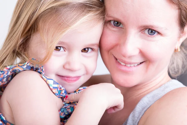 Mooi meisje met haar moeder — Stockfoto