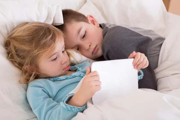 Carino bambina e ragazzo leggendo una favola della buonanotte — Foto Stock